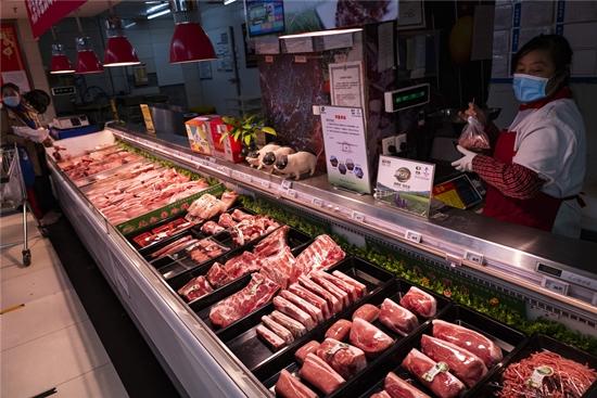 Giá thịt lợn tại Trung Quốc lần đầu giảm sau 19 tháng tăng liên tiếp - Ảnh 1.