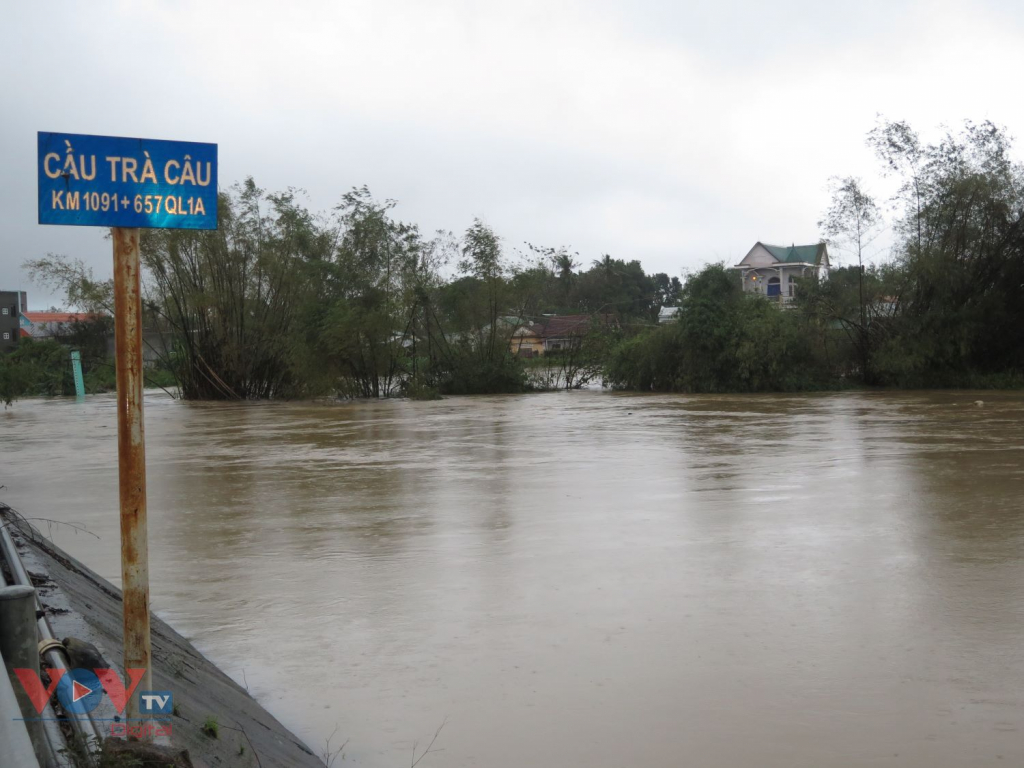 Quảng Ngãi: Mưa to, khẩn cấp di dời dân vùng ngập lụt, sạt lở - Ảnh 4.