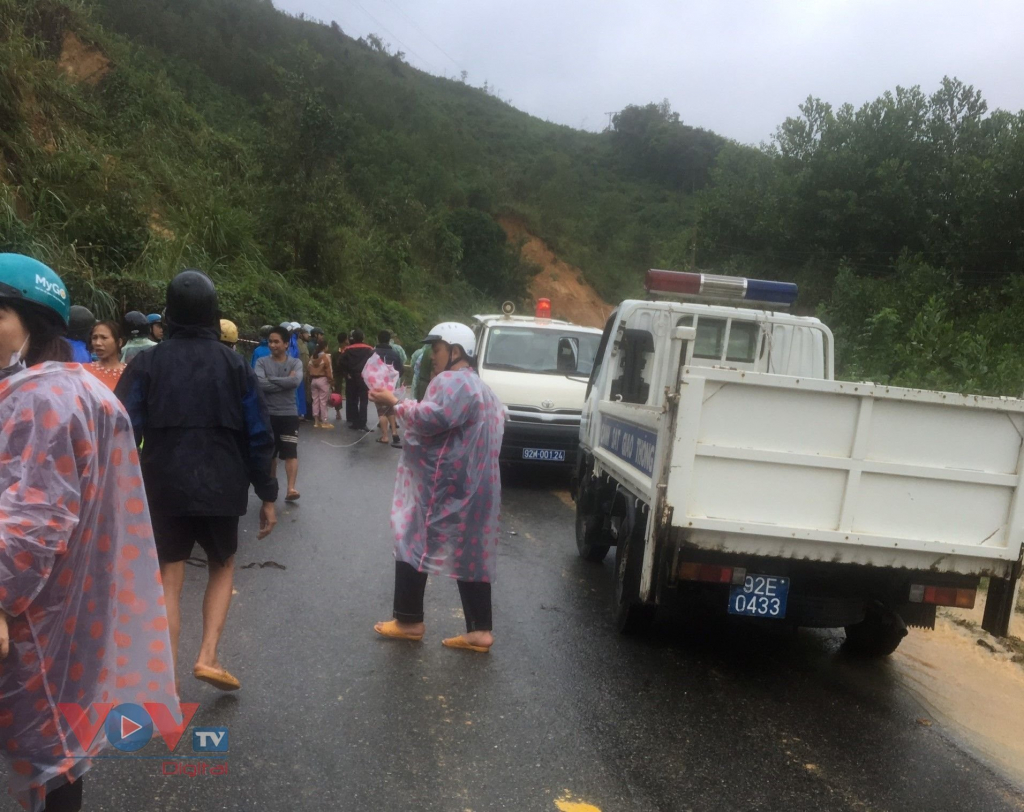 Quảng Nam: Lại sạt lở đất ở Bắc Trà My vùi lấp nhiều phương tiện, 1 người mất tích - Ảnh 2.
