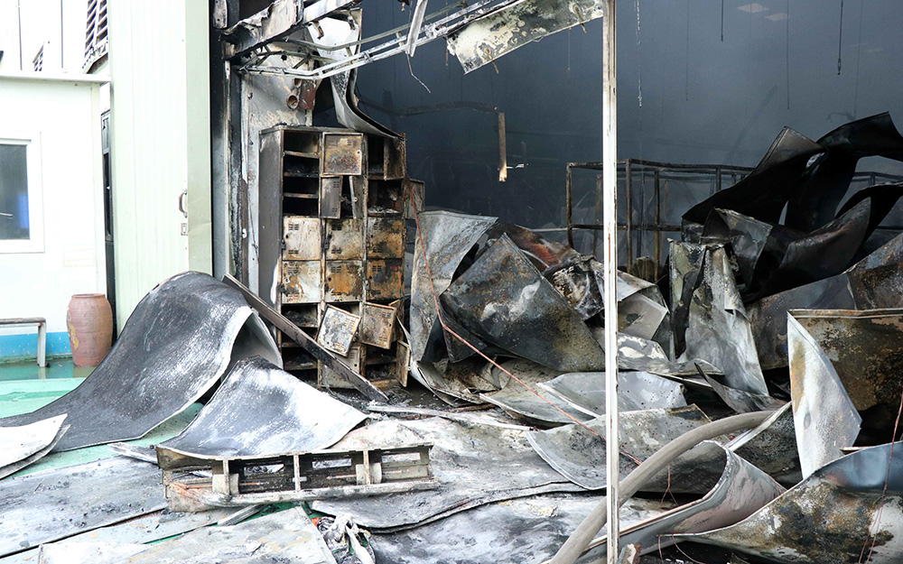 Cháy lớn tại Cụm Công nghiệp Khắc Niệm, ba công nhân bị thương - Ảnh 2.