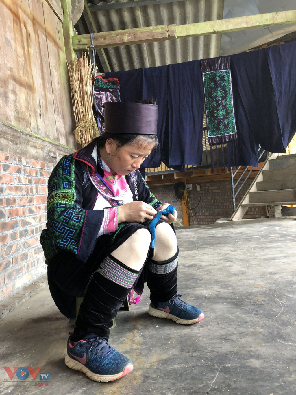Đắm say hoa văn thổ cẩm của người H'Mông ở Lào Cai - Ảnh 6.