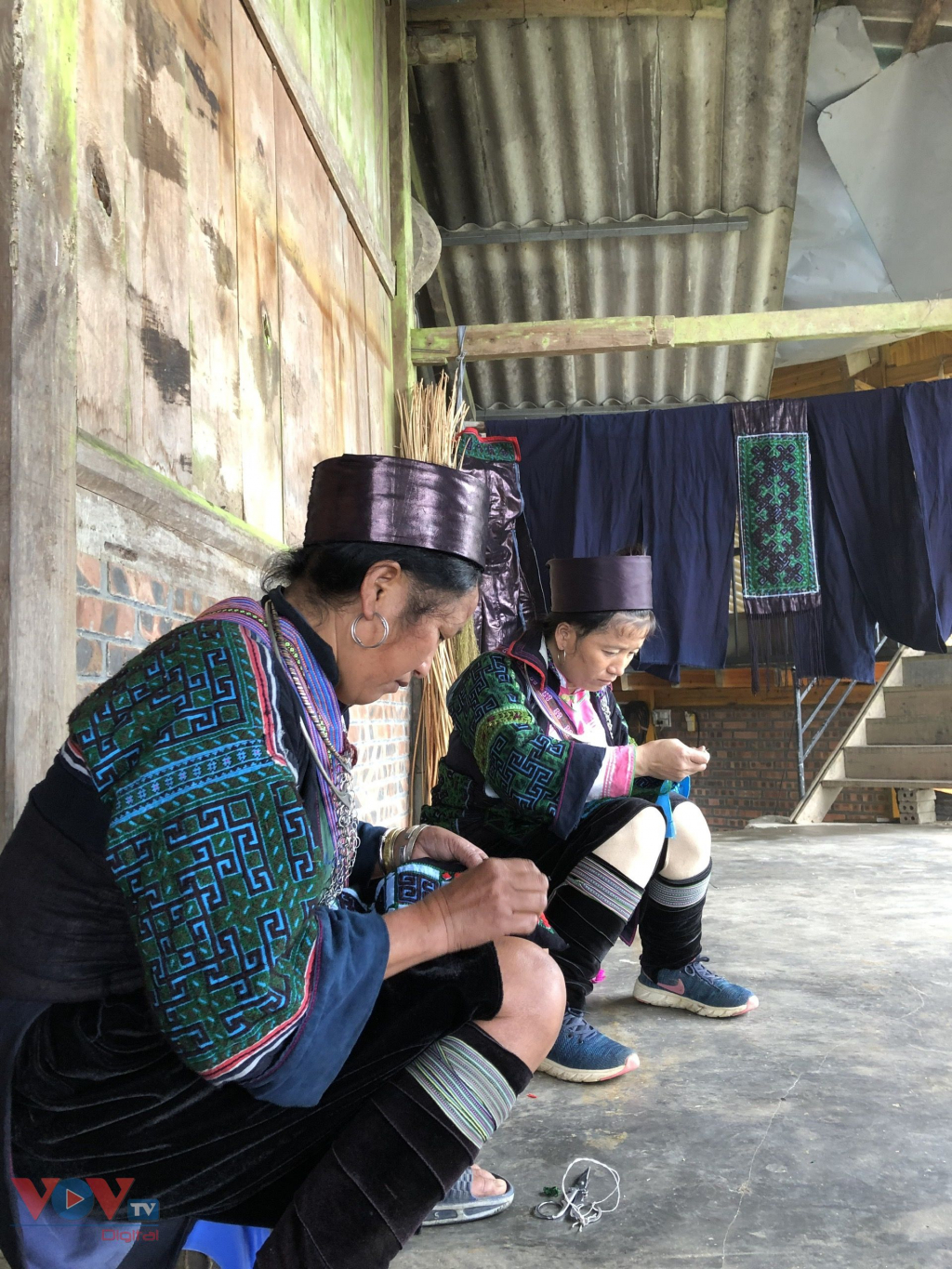 Đắm say hoa văn thổ cẩm của người H'Mông ở Lào Cai - Ảnh 3.