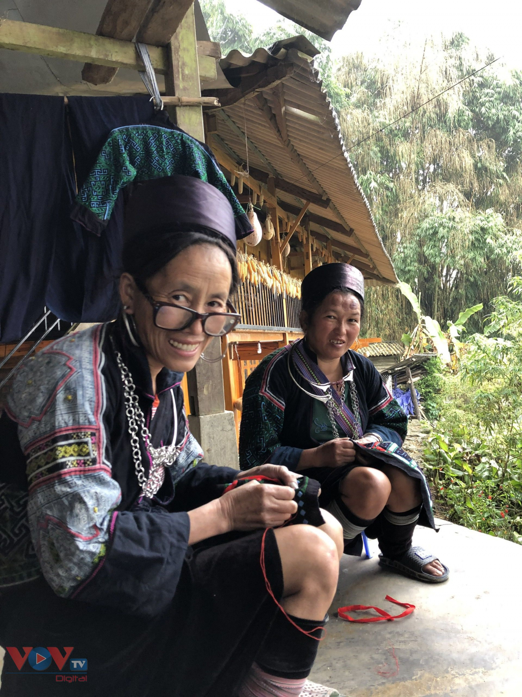 Đắm say hoa văn thổ cẩm của người H'Mông ở Lào Cai - Ảnh 9.