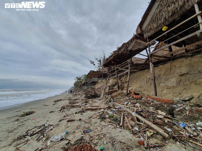 Sóng đánh tan hoang bờ biển Hội An, nhiều nhà dân, nhà hàng đổ sập - Ảnh 10.