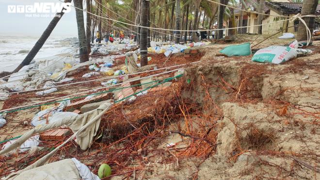 Sóng đánh tan hoang bờ biển Hội An, nhiều nhà dân, nhà hàng đổ sập - Ảnh 3.