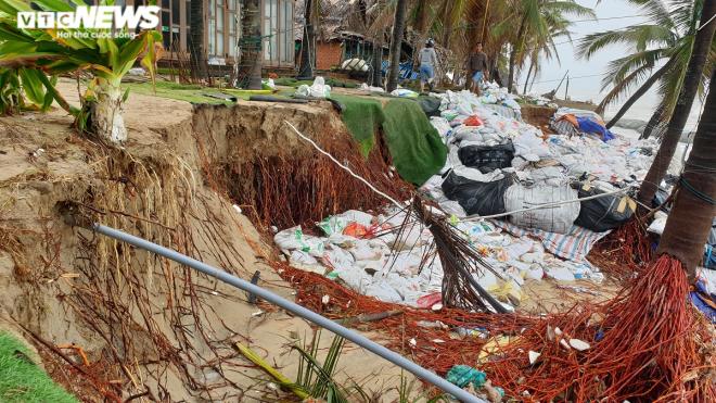 Sóng đánh tan hoang bờ biển Hội An, nhiều nhà dân, nhà hàng đổ sập - Ảnh 6.