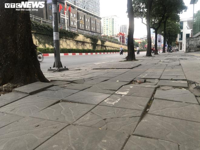 Sau 2 năm, vỉa hè Hà Nội bung vỡ dù đá lát được quảng cáo bền tới 70 năm - Ảnh 4.