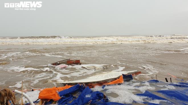 Sóng đánh tan hoang bờ biển Hội An, nhiều nhà dân, nhà hàng đổ sập - Ảnh 9.
