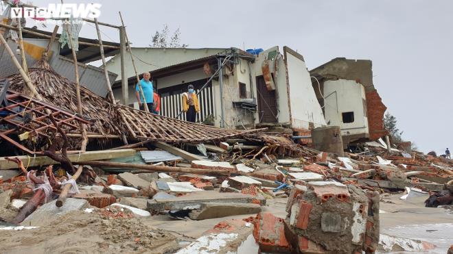 Sóng đánh tan hoang bờ biển Hội An, nhiều nhà dân, nhà hàng đổ sập - Ảnh 7.