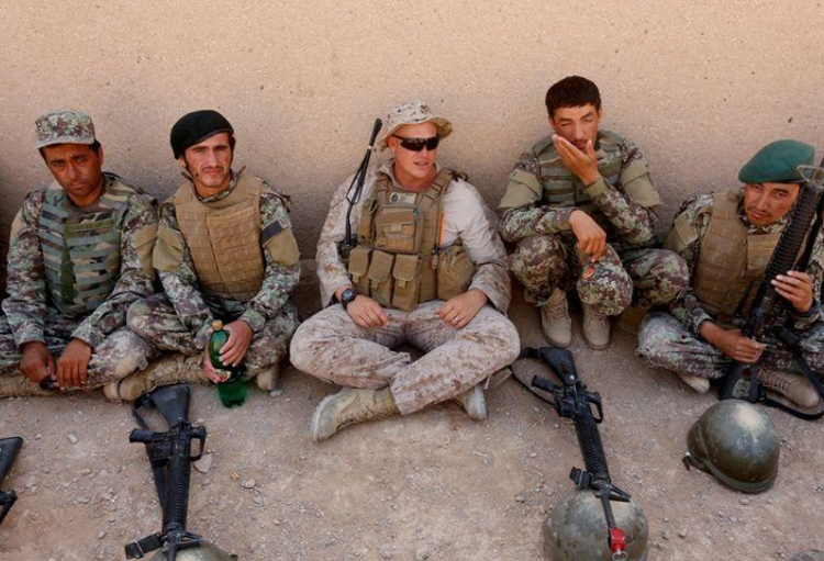 Khả năng Tổng thống Trump cắt giảm số lượng lớn binh sĩ ở Afghanistan và Iraq - Ảnh 2.