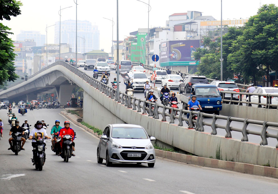 Giảm ùn tắc giao thông trên địa bàn Hà Nội: Quyết liệt thực hiện các giải pháp - Ảnh 1.