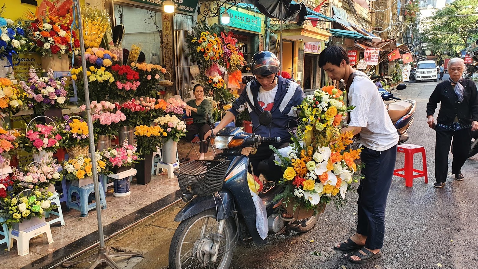 Thị trường hoa tươi nhộn nhịp trước Ngày Nhà giáo Việt Nam 20/11 - Ảnh 1.