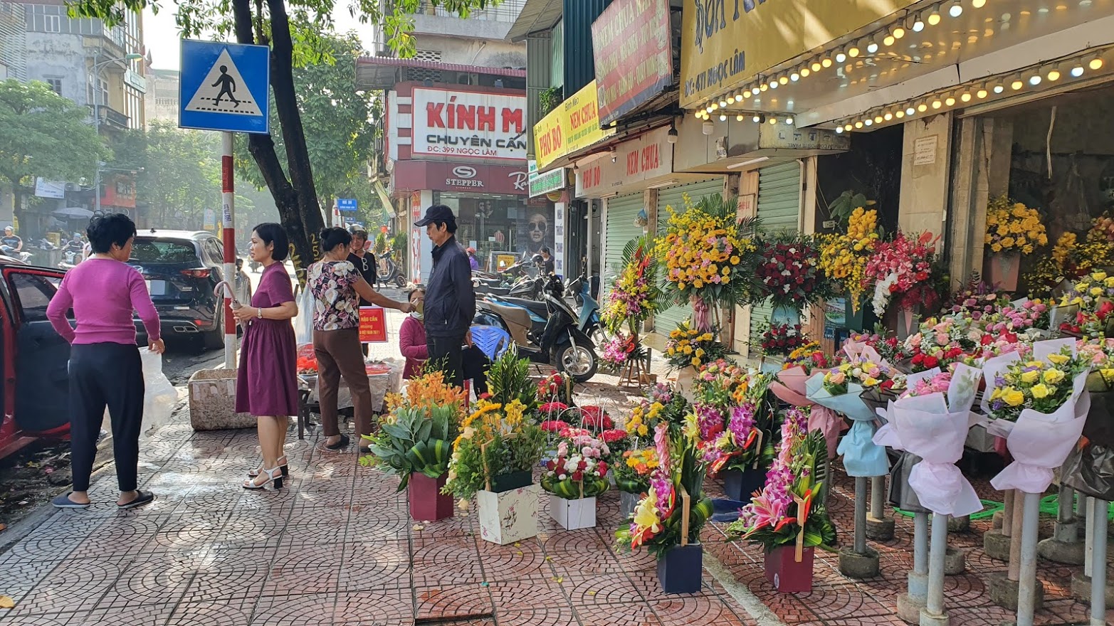 Thị trường hoa tươi nhộn nhịp trước Ngày Nhà giáo Việt Nam 20/11 - Ảnh 4.
