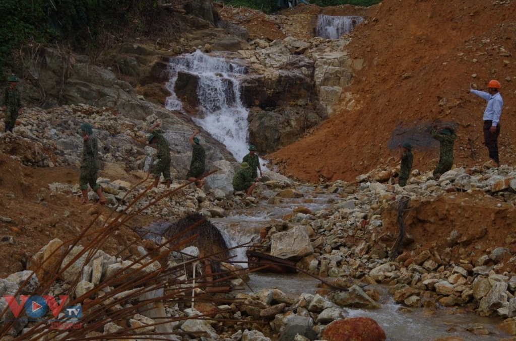 Thừa Thiên Huế: Nước suối Rào Trăng dâng cao, việc nắn dòng gặp khó khăn - Ảnh 3.