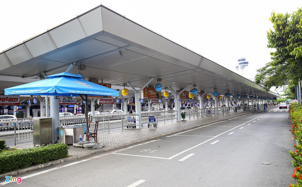 Cảnh lếch thếch ở sân bay khi Tân Sơn Nhất phân làn đón xe - Ảnh 10.