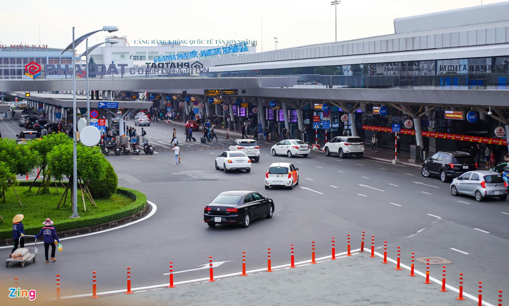 Cảnh lếch thếch ở sân bay khi Tân Sơn Nhất phân làn đón xe - Ảnh 9.