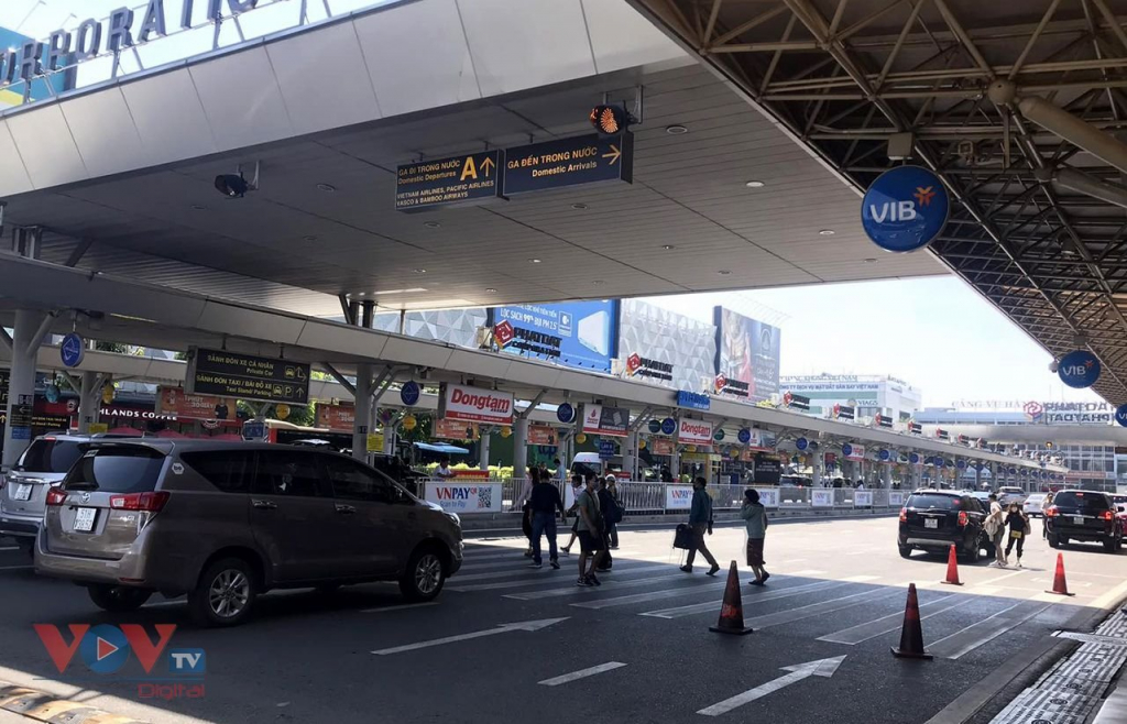 TPHCM: Đề xuất nghiên cứu xây cầu bộ hành ở sân bay Tân Sơn Nhất - Ảnh 1.