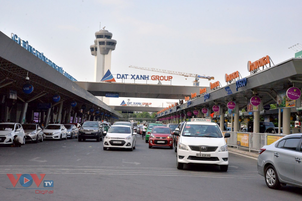 TPHCM: Đề xuất nghiên cứu xây cầu bộ hành ở sân bay Tân Sơn Nhất - Ảnh 2.
