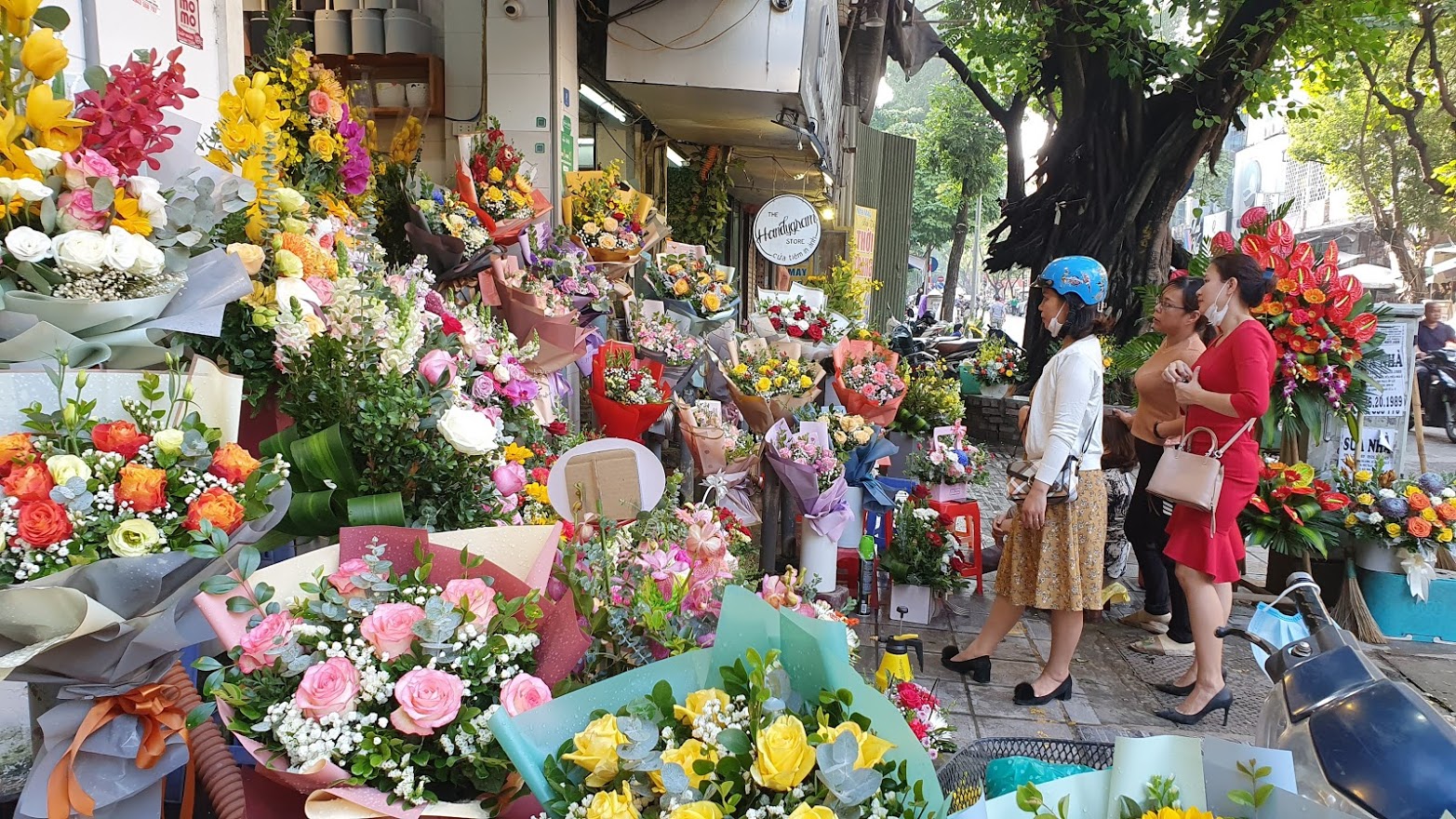 Thị trường hoa tươi nhộn nhịp trước Ngày Nhà giáo Việt Nam 20/11 - Ảnh 2.