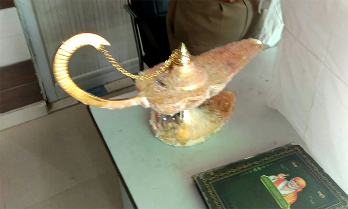 Giả mạo thần đèn lừa bác sĩ mua &quot;đèn thần của Aladdin&quot; giá 93.000 USD - Ảnh 1.