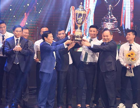 Văn Quyết, HLV Việt Hoàng đoạt danh hiệu xuất sắc nhất mùa giải 2020 - Ảnh 1.