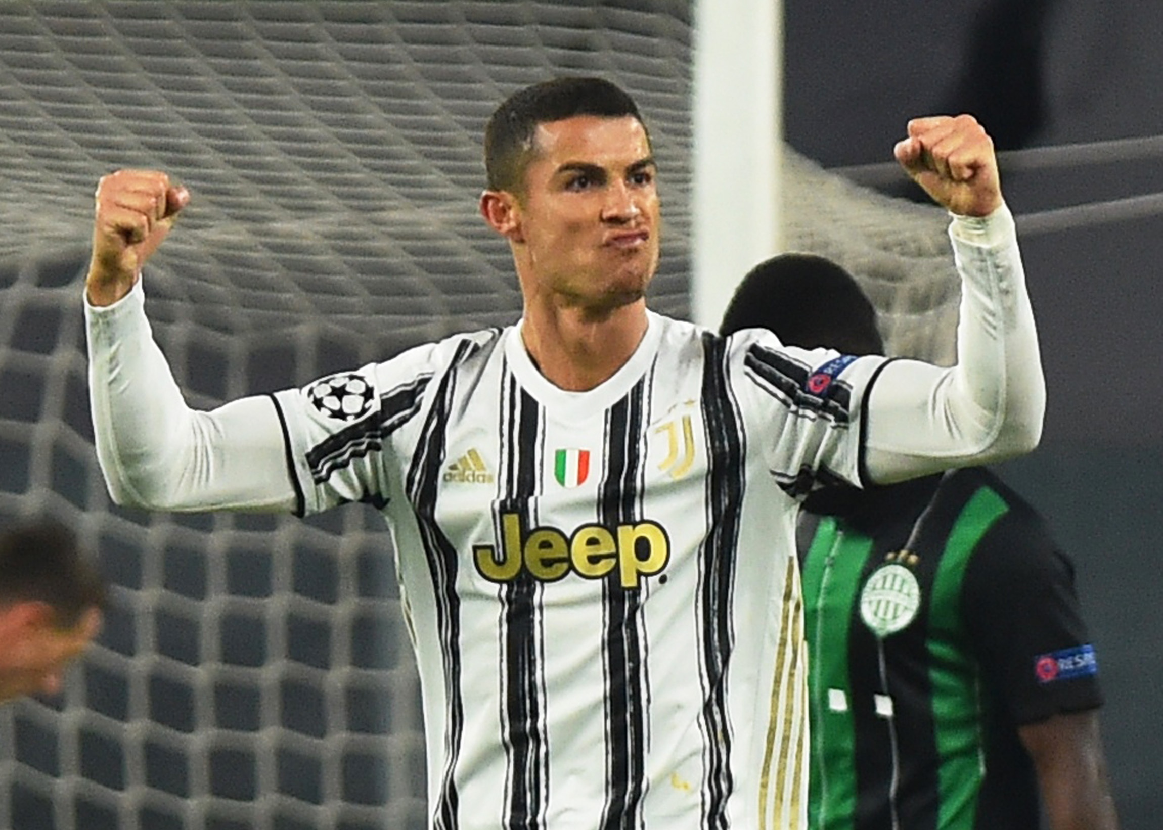 Ronaldo cân bằng thành tích của Messi - Ảnh 1.
