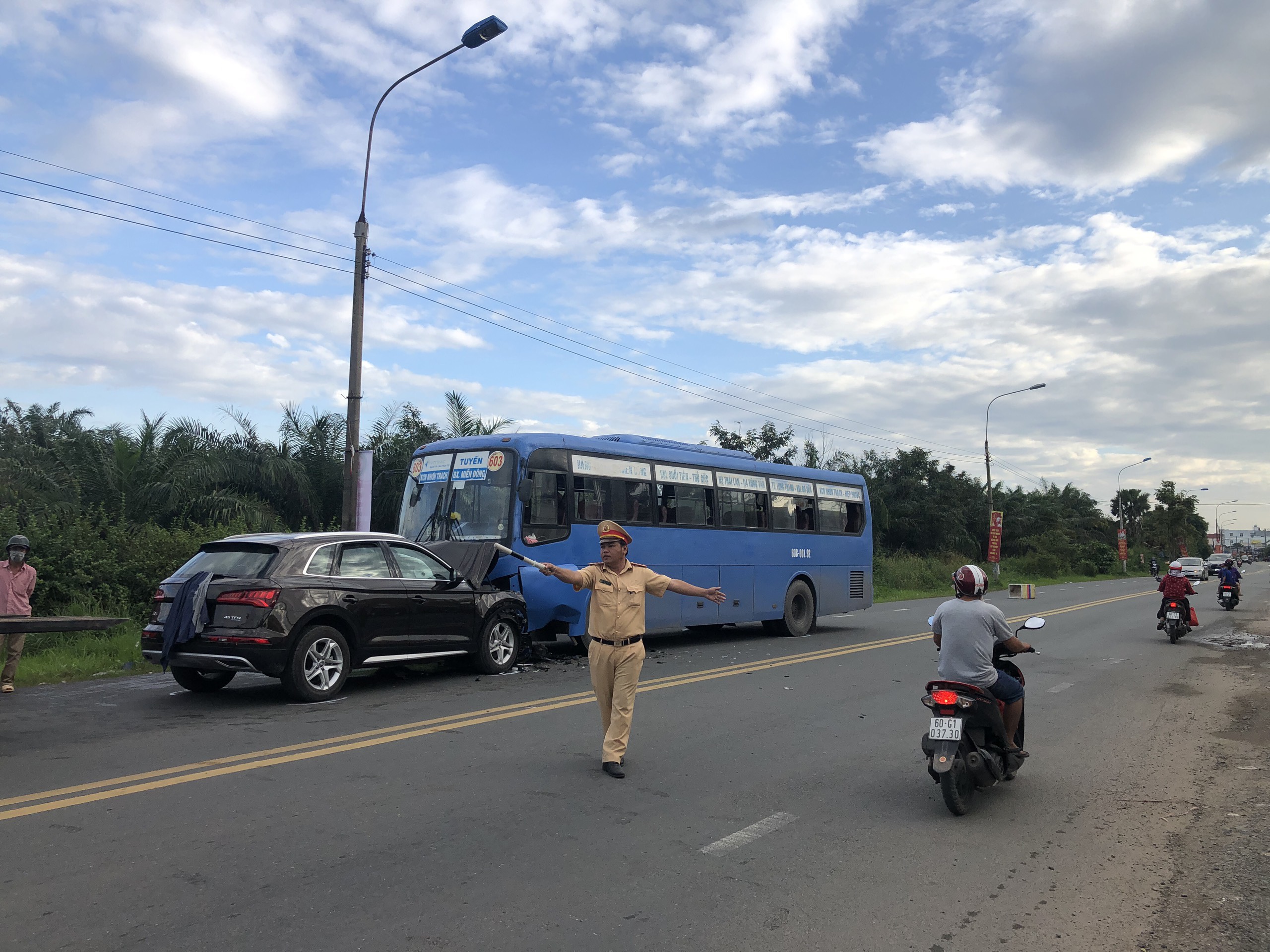 Hành khách khiếp vía khi ô tô tông trực diện vào xe buýt - Ảnh 3.