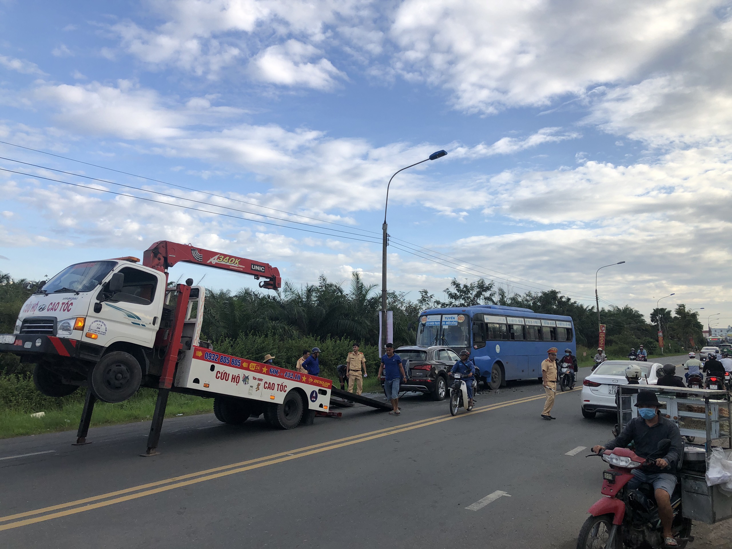 Hành khách khiếp vía khi ô tô tông trực diện vào xe buýt - Ảnh 4.