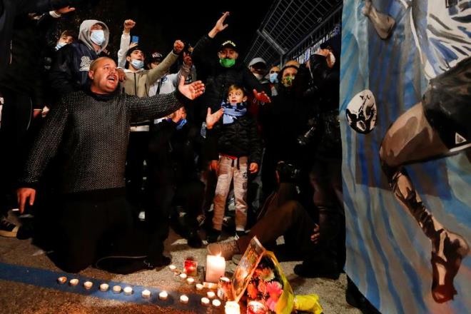 Maradona qua đời: Argentina tổ chức Quốc tang 3 ngày, CĐV đau đớn khóc thương - Ảnh 7.