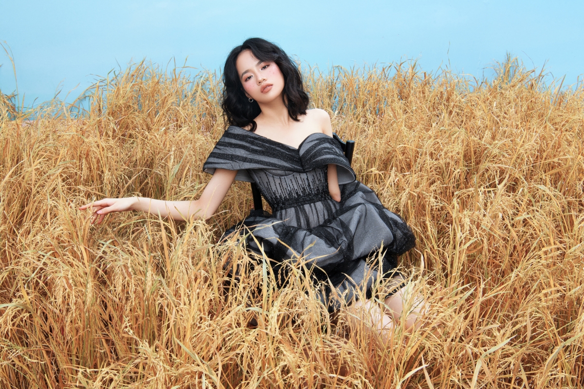 Người mẫu khuyết tay Hà Phương như &quot;thiên thần&quot; giữa cánh đồng lúa - Ảnh 11.