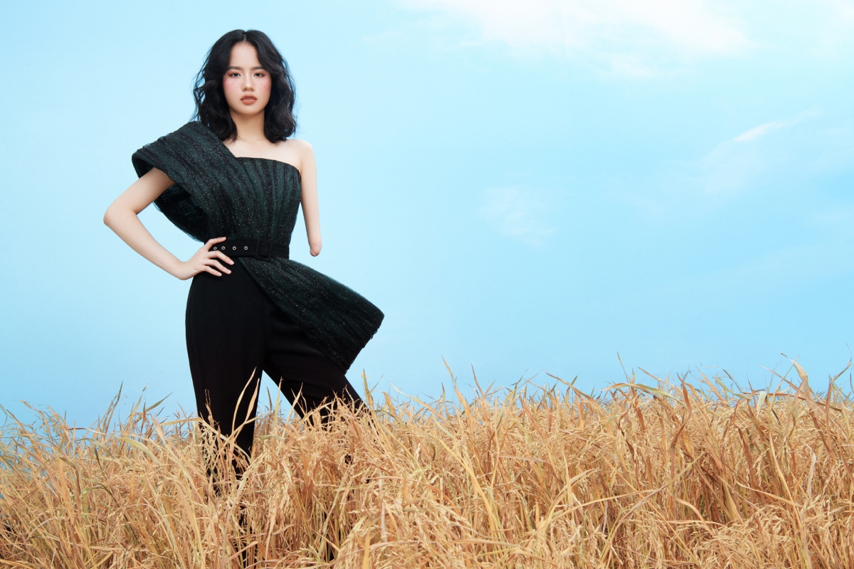 Người mẫu khuyết tay Hà Phương như &quot;thiên thần&quot; giữa cánh đồng lúa - Ảnh 7.