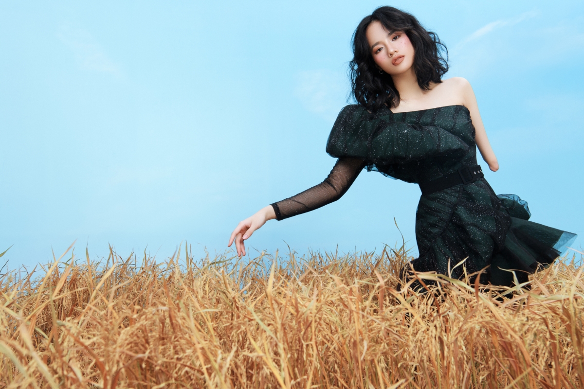 Người mẫu khuyết tay Hà Phương như &quot;thiên thần&quot; giữa cánh đồng lúa - Ảnh 5.