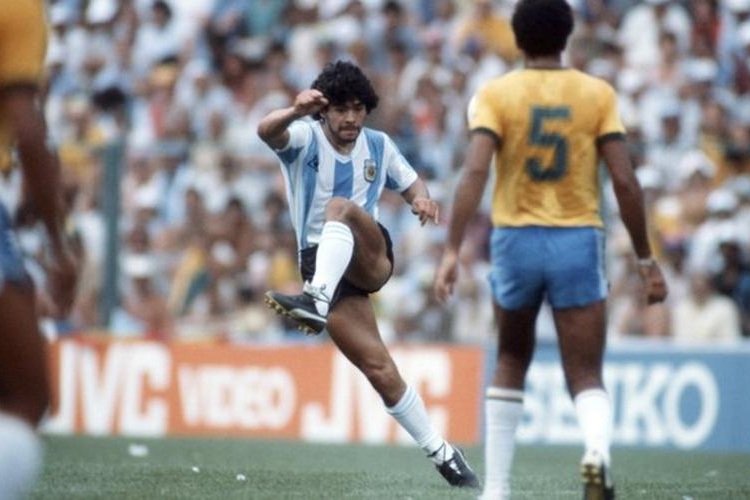 Những khoảnh khắc đáng nhớ trong sự nghiệp của Diego Maradona - Ảnh 1.