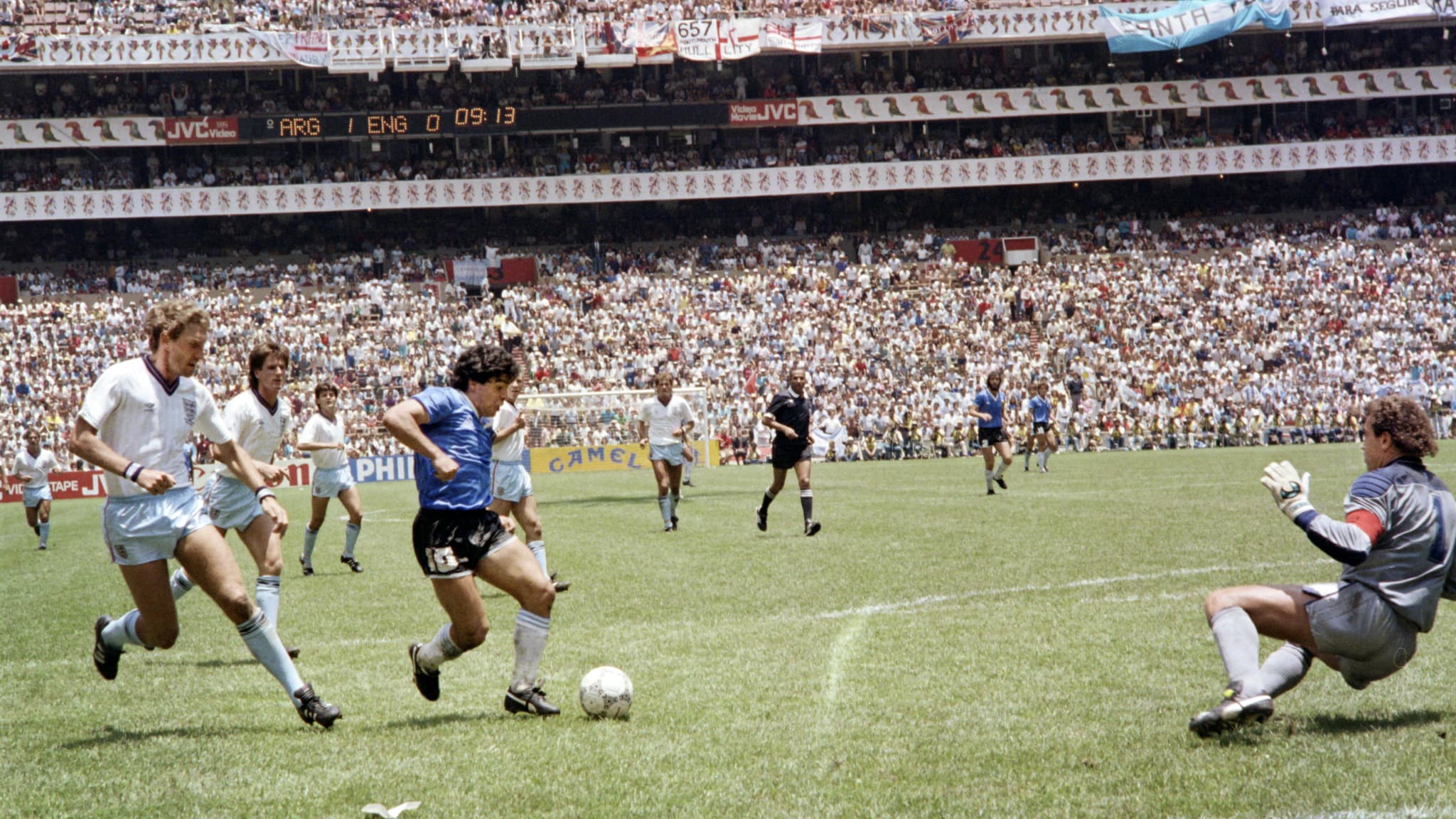 Những khoảnh khắc đáng nhớ trong sự nghiệp của Diego Maradona - Ảnh 4.