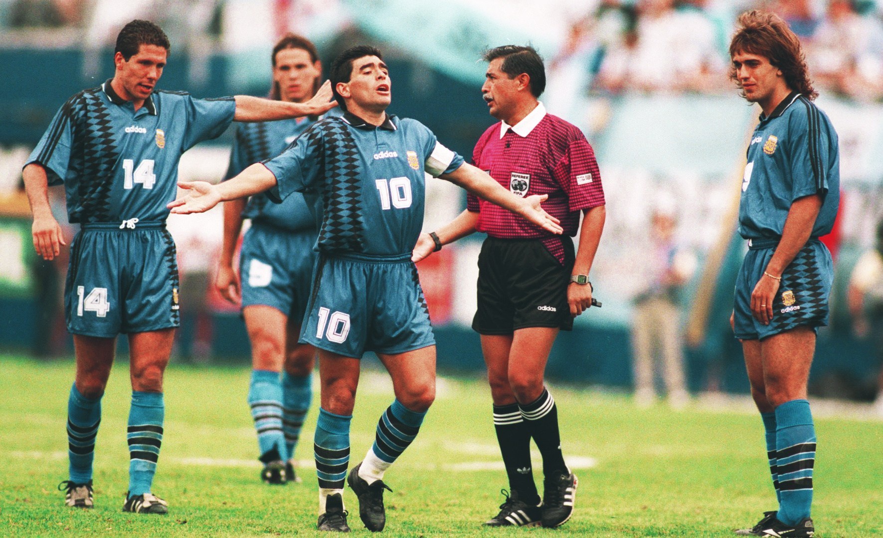 Những khoảnh khắc đáng nhớ trong sự nghiệp của Diego Maradona - Ảnh 8.