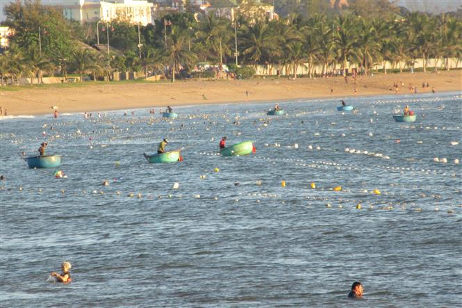 'Trận địa lưới' bao vây khách tắm biển Bình Sơn - Ninh Chữ - Ảnh 1.