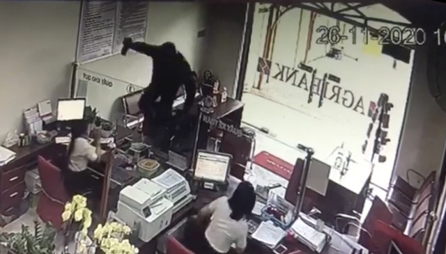 Truy bắt đối tượng cướp ngân hàng Agribank ở Đồng Nai - Ảnh 1.