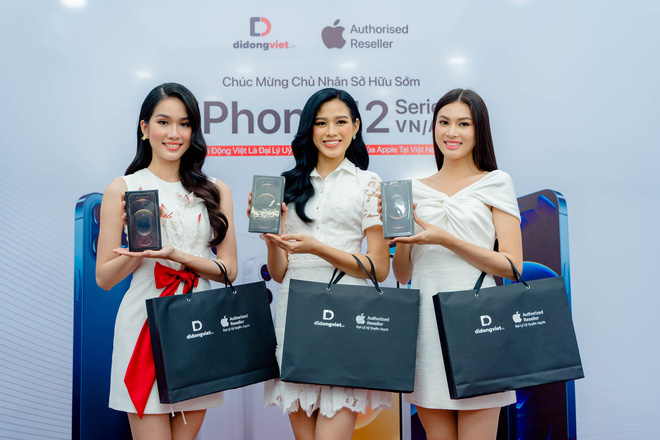 Sao Việt: Con trai Đan Trường dành tặng bố iPhone 12 mới ra mắt