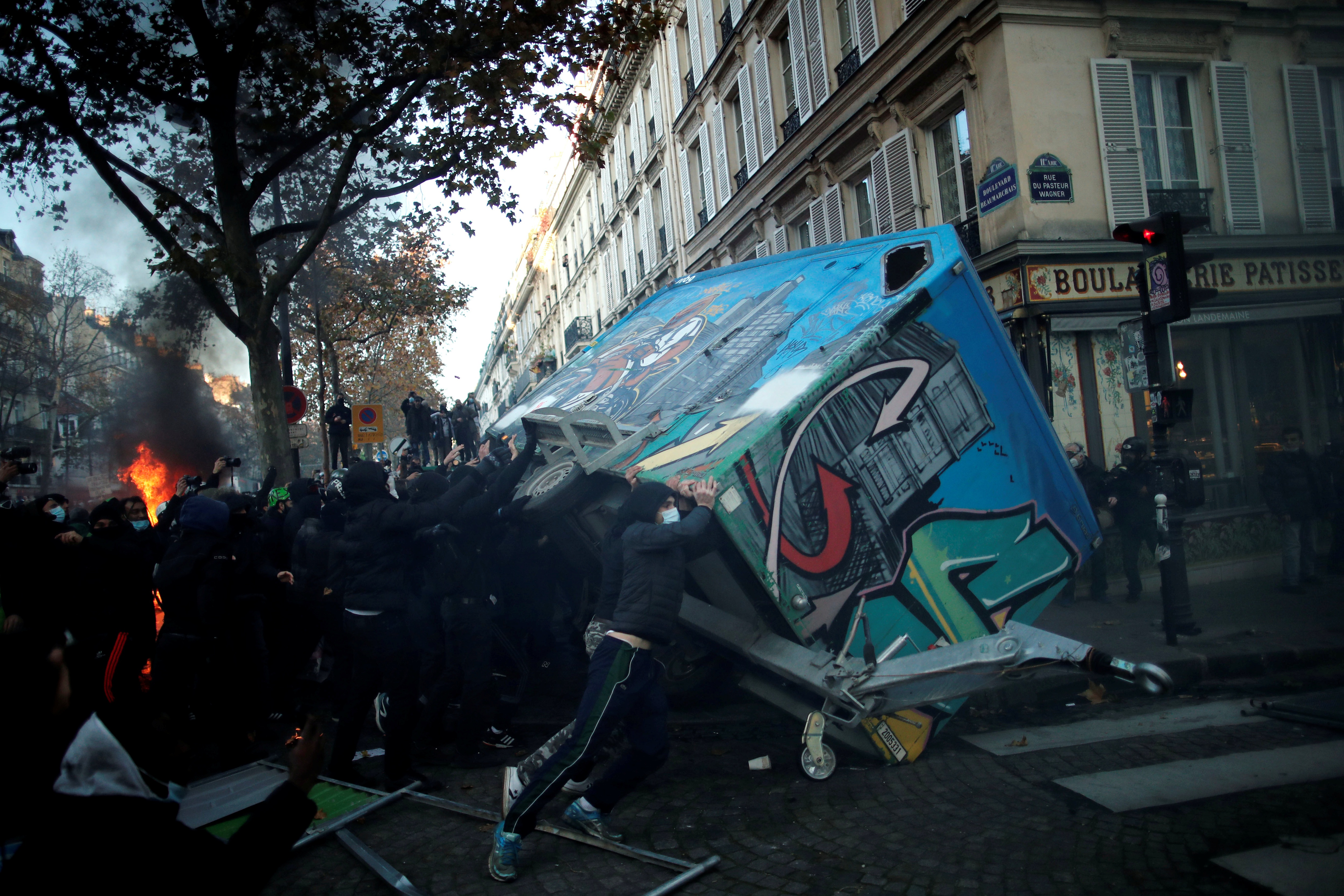 Người biểu tình Pháp thiêu xe, đốt ngân hàng phản đối dự luật an ninh - Ảnh 1.