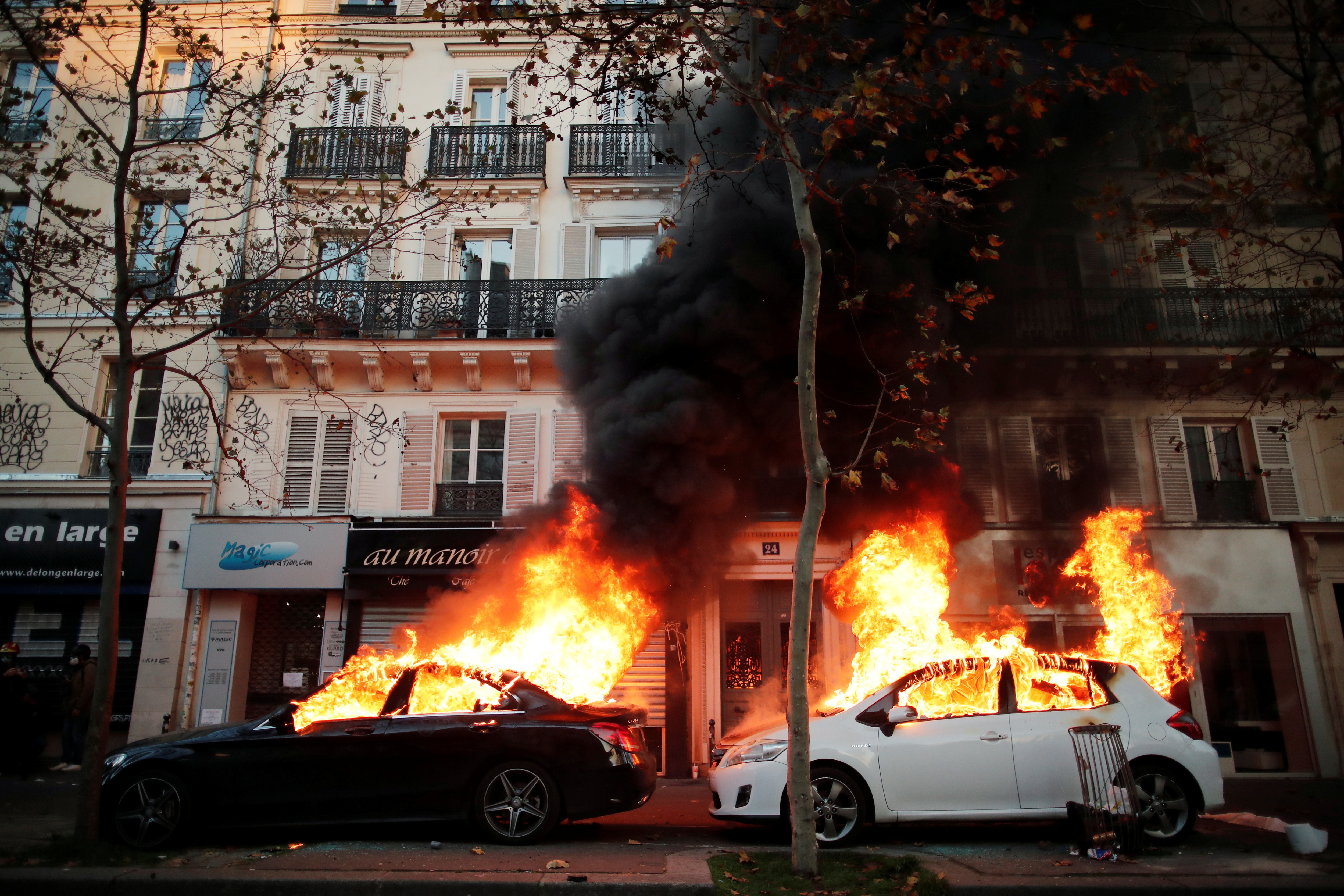 Người biểu tình Pháp thiêu xe, đốt ngân hàng phản đối dự luật an ninh - Ảnh 4.