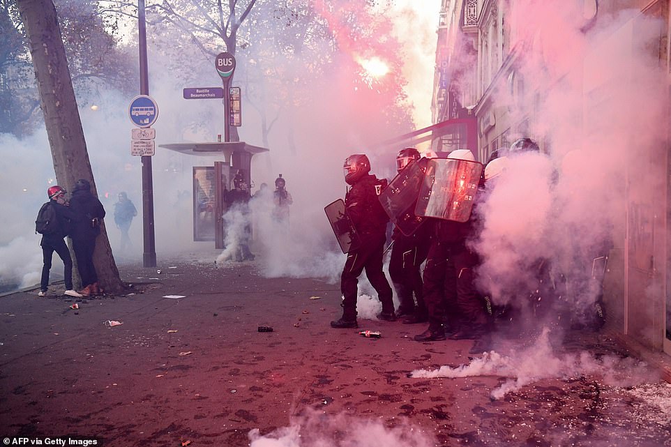 Người biểu tình Pháp thiêu xe, đốt ngân hàng phản đối dự luật an ninh - Ảnh 3.