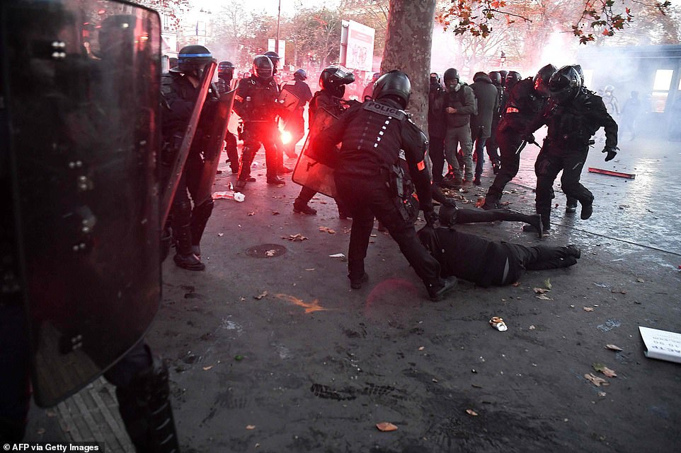 Người biểu tình Pháp thiêu xe, đốt ngân hàng phản đối dự luật an ninh - Ảnh 7.