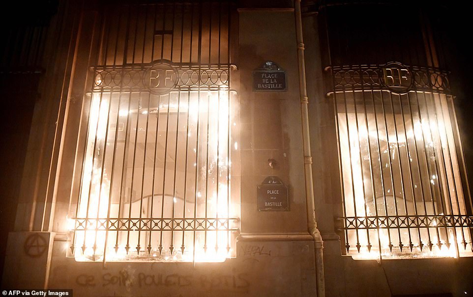 Người biểu tình Pháp thiêu xe, đốt ngân hàng phản đối dự luật an ninh - Ảnh 6.