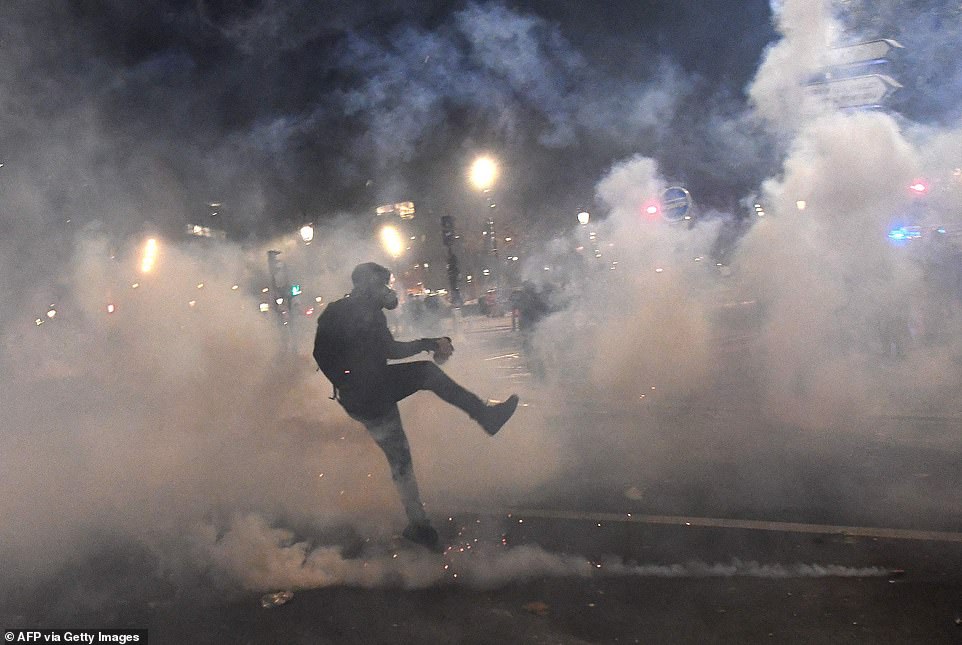Người biểu tình Pháp thiêu xe, đốt ngân hàng phản đối dự luật an ninh - Ảnh 8.
