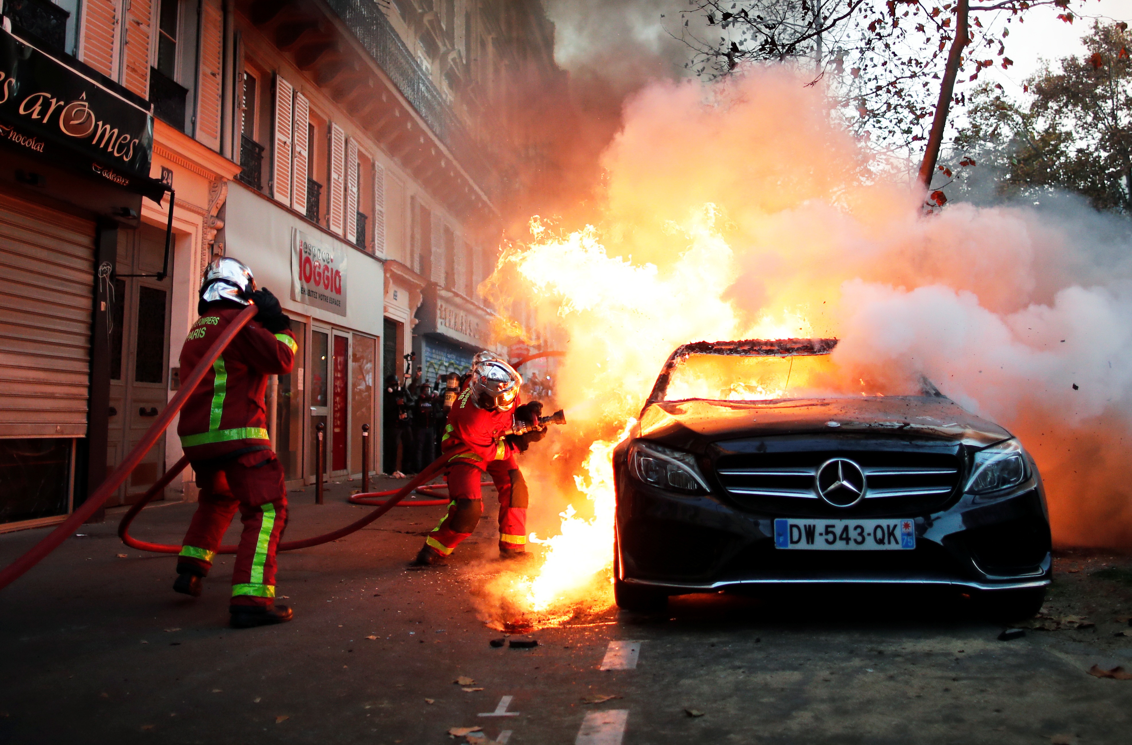 Người biểu tình Pháp thiêu xe, đốt ngân hàng phản đối dự luật an ninh - Ảnh 5.