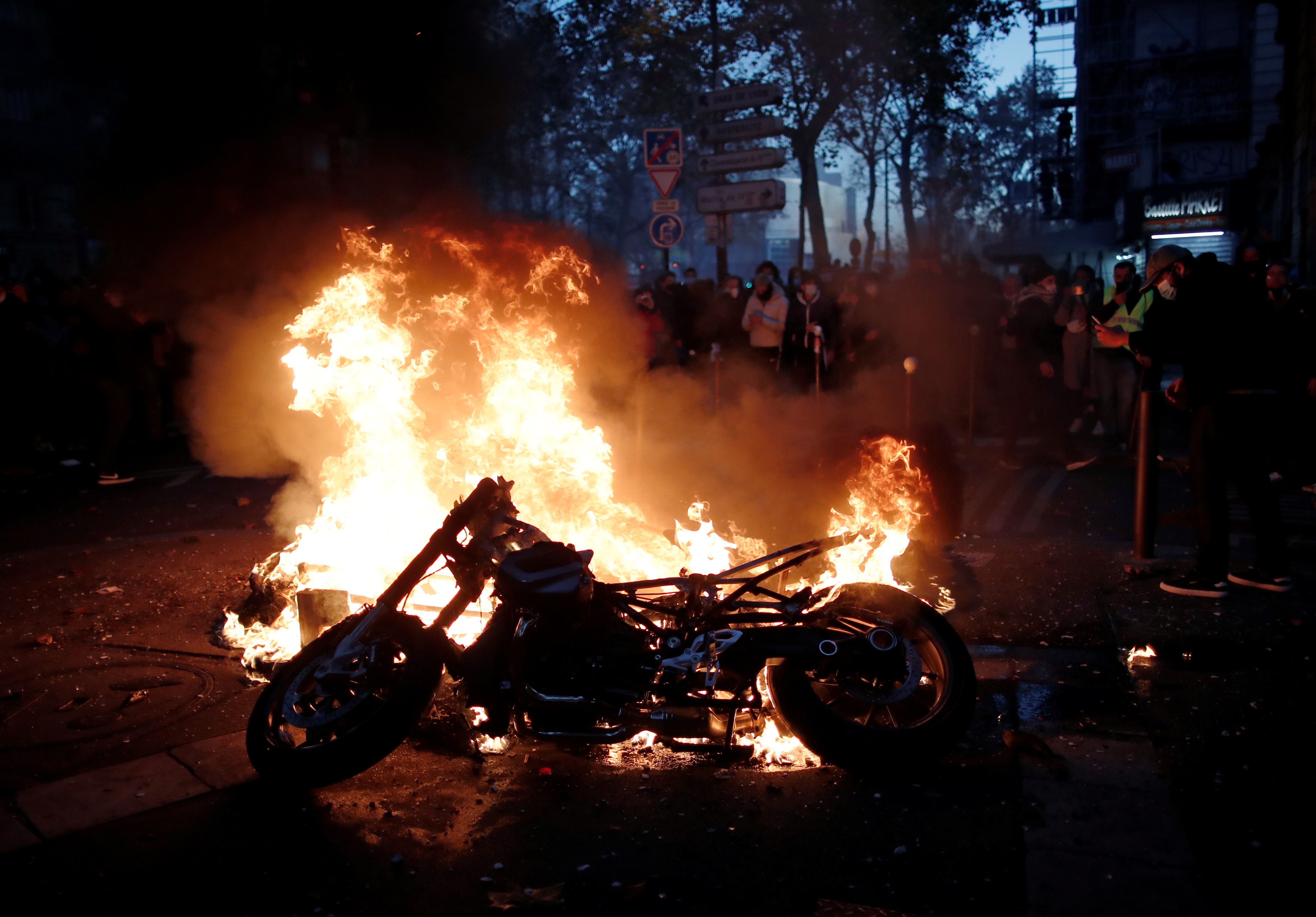 Người biểu tình Pháp thiêu xe, đốt ngân hàng phản đối dự luật an ninh - Ảnh 9.