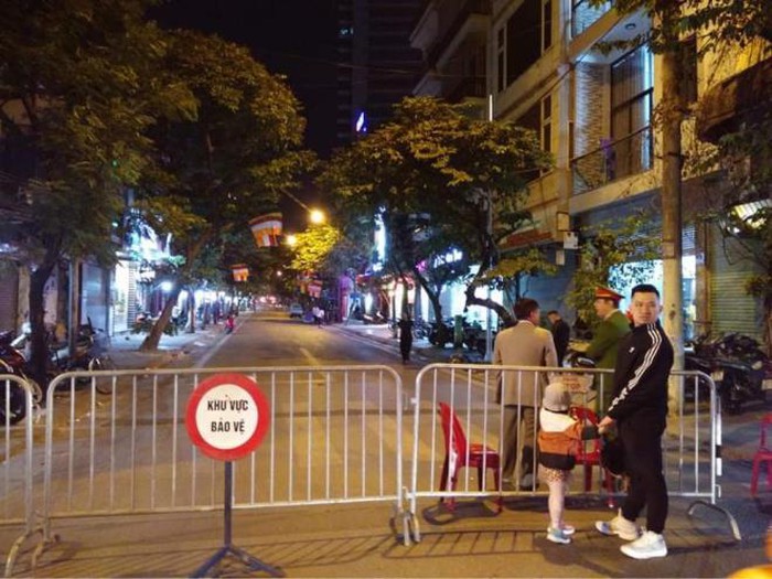 Phát hiện quả bom lớn chưa phát nổ, Hà Nội phong tỏa khu phố Cửa Bắc - Ảnh 2.