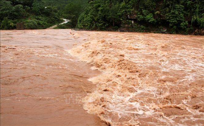 Nước trên các sông từ Quảng Bình đến Ninh Thuận đang lên, nguy cơ cao xảy ra lũ quét, sạt lở đất - Ảnh 1.