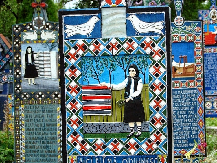 Nghĩa trang “vui vẻ” ở Romania - Ảnh 2.