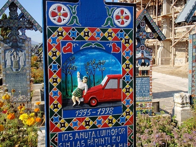 Nghĩa trang “vui vẻ” ở Romania - Ảnh 3.